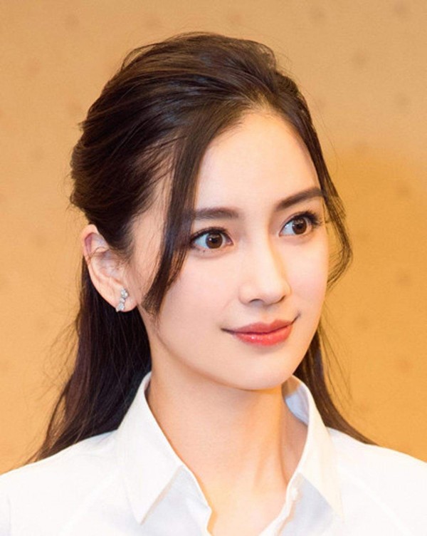 龙须刘海其实不算是个新发型,但的确是个新名词,就是指梳马尾的时候
