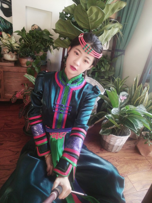 内蒙古妹子的蒙古袍