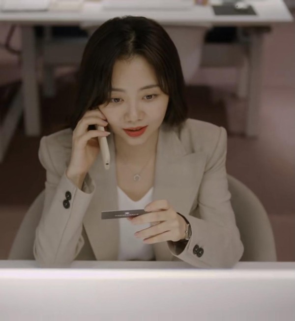 跟《请叫我总监》谭松韵,学职场清爽干练风格——色彩篇